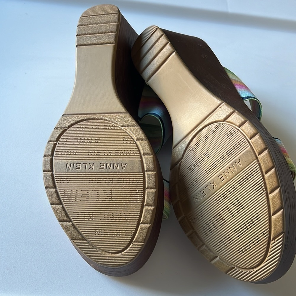 Anne Klein Hayda platform 2.5 inch wedged open toed sandals. Size 6. Look new. - Picture 4 of 8